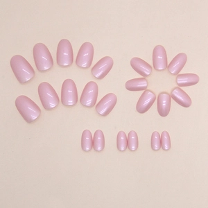 Faux ongles courts ovales aurore rose perlé avec texture soyeuse pour manucure tendance