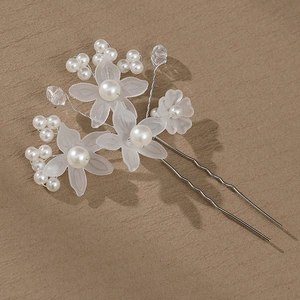 Épingle à cheveux élégante en U avec fleurs mates et perles pour mariées