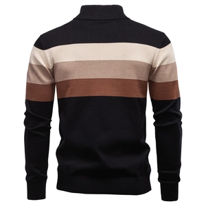Détail du pull en maille à rayures pour hommes avec col montant en noir et café