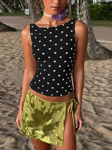 Schmal geschnittenes ärmelloses Damen-Top mit schwarz-weißen Punkten im Urlaubsstil