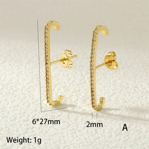 Macro shot of 27mm gold-plated zircon ear crawler with dimensions and 1g weight detail