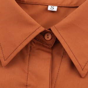 Robe chemise en popeline à manches courtes marron caramel avec taille nouée et col boutonné