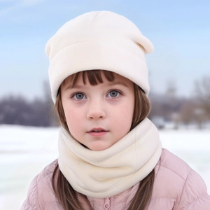 Kinder Winter-Set aus beigem Fleece mit warmer Mütze und Schal für den Außenbereich