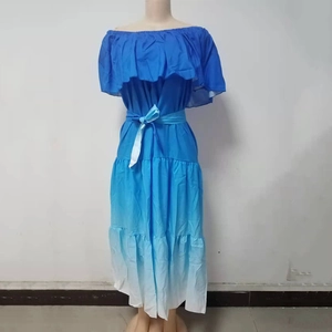 Detail eines schulterfreien blauen Maxikleids mit Farbverlauf und Taillengürtel