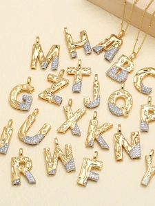Détails des pendentifs alphabet bicolores avec texture lave et zircons sertis brillants