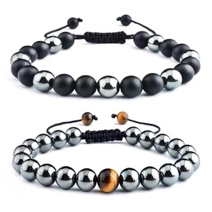 Detail von handgewebten Hämatit- und Tigerauge-Steinperlenarmbändern mit Kordelzug