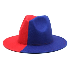 Gros plan d'un chapeau fedora bicolore rouge et bleu avec bord plat et détails de couture