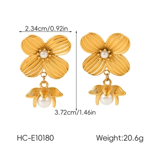 Detailed size specifications for gold flower earrings with pearls and radial textures