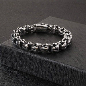 Détail du bracelet gourmette pour homme en acier avec gravure Stainless Steel