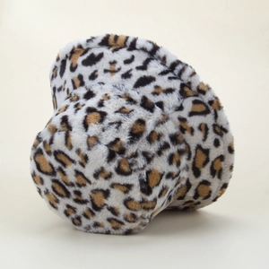 Détail de la texture douce en fausse fourrure léopard sur ce chapeau bob d'hiver