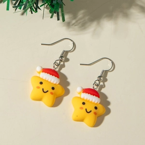 Détail macro de boucles d'oreilles étoiles en résine avec bonnets de Noël
