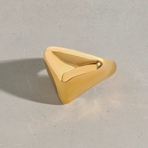 Makroansicht goldener Dreieck-Edelstahlring mit polierten Spiegelglanz-Details