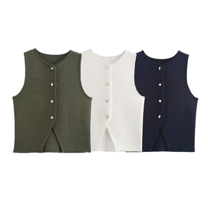Détails des gilets en maille vert armée, blanc et bleu marine avec boutons métal
