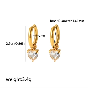 Boucles d'oreilles créoles dorées avec cœur en zircone et dimensions détaillées