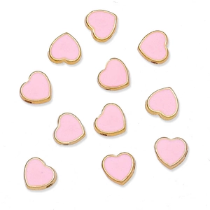 Détail macro de perles coeur émail rose 8mm avec bords dorés pour bijoux DIY