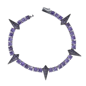 Vue détaillée d'un bracelet tennis zircon violet 5mm avec pointes en métal noir et gemmes