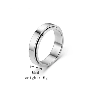 Detailopname van 6 mm breedte en 6 g gewicht van een gepolijste zilveren ring