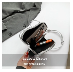 Innenansicht der herzförmigen silbernen Minitasche mit Platz für Handy und Lippenstift