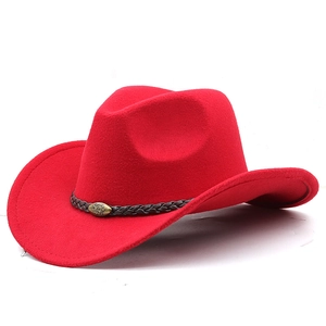 Chapeau de cowboy rouge en feutre avec bord incurvé et emblème tête de taureau vintage