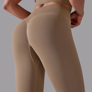 Detail der hoch taillierten, nahtlosen Ripp-Yogahose in Hellbraun mit Push-up-Effekt