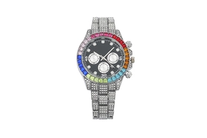 Dettaglio orologio argento di lusso con gemme arcobaleno, cristalli e quadrante nero