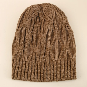Detailansicht der dunkelbraunen Strickmütze mit Zopfmuster und Rautenstruktur