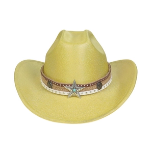 Détail d'un chapeau de cow-boy jaune avec emblème étoile et ruban décoratif turquoise