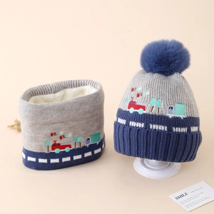 Détail du bonnet en tricot et tour de cou avec broderie camion et doublure en polaire douce