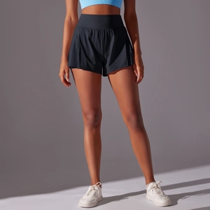 Detail der hoch taillierten 2-in-1 Sportshorts mit atmungsaktivem Mesh und Innenfutter
