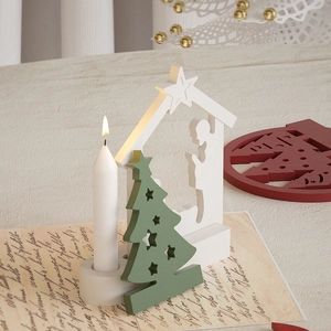 Nordisches Weihnachtsbaumhaus aus Holz mit Kerze und festlicher Dekoration