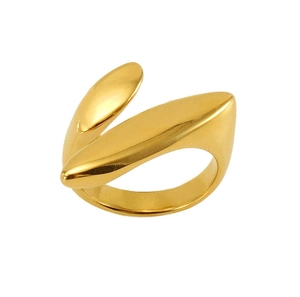 Detailansicht eines vergoldeten Wickelrings mit Spiegelpolitur und offenem Design