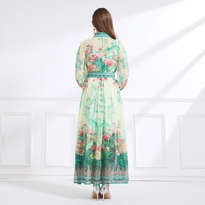 Chiffon-Maxikleid mit Blumenprint und langen Ärmeln in der Rückansicht präsentiert