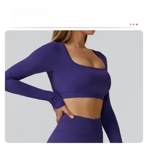 Détail du haut court de yoga sans couture violet avec dos ajouré et pads amovibles