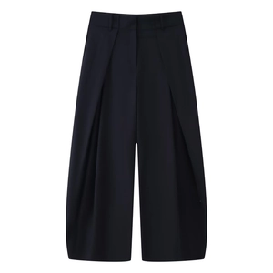 Pantalon large plissé noir pour femme avec coupe ample élégante sur fond blanc neutre