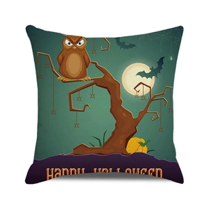 Détail de la housse de coussin avec motifs d'Halloween, hibou, citrouille et chauve-souris