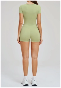 Vue arrière d'un ensemble de yoga vert avec couture en V sur le short de sport taille haute