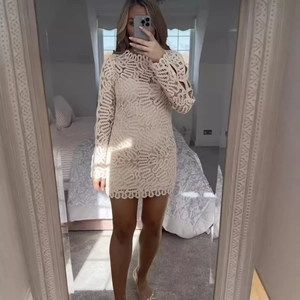 Abito Mini Sexy In Maglia Traforata Maniche Lunghe Girocollo Pizzo All'uncinetto Vestibilità Aderente Tinta Unita Da Donna