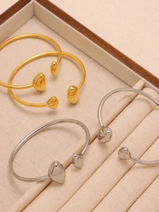Détails de bracelets joncs minimalistes en or 18 carats et argent avec cœurs