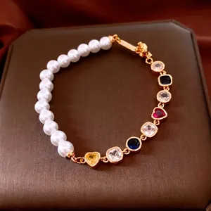 Bracelet perles plaqué or 18K avec breloques cœur colorées sur fond de soie luxueux