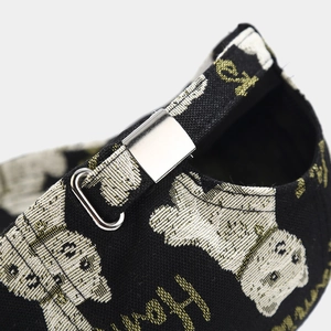 Détail de la boucle métallique et du motif brodé sur cette casquette de baseball