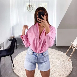 Damen Sommerhemd in Rosa aus Baumwolle mit langen Ärmeln und Denim-Shorts