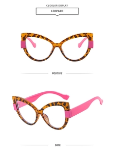Détail de lunettes œil-de-chat à monture léopard et branches roses, vues de face et de profil