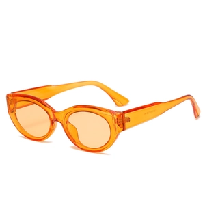 Occhiali da sole ovali retrò con montatura arancione traslucida e protezione UV alla moda