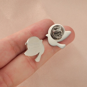 Broche colombe de la paix en acier inoxydable argenté avec gravure de plumes