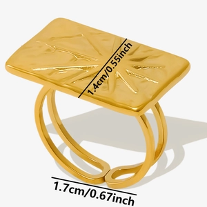 Détail de bague rectangle soleil doré affichant largeur 1,4cm et diamètre réglable 1,7cm