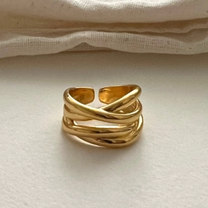 Nahaufnahme eines goldbeschichteten mehrschichtigen Rings mit unregelmäßigen Linien