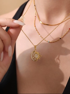 Dettaglio della collana con ciondolo sole e luna placcata oro 18K e zirconi bianchi