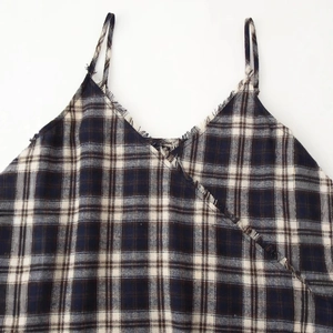 Robe à carreaux asymétrique à col en V avec motif bleu et marron et bords effilochés