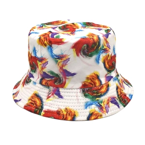 Gros plan sur le motif tie-dye coloré et la texture en coton sergé du chapeau bob d'été