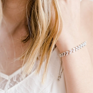 Pulsera plateada de circonitas marquesa con cadena ajustable en una muñeca femenina